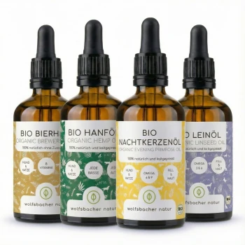 Vier Flaschen mit biologischen Haustierölen: Nachtkerzenöl, Leinsamenöl, Bierhefe und Hanföl, jede mit detaillierten Etiketten.