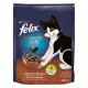 Un sac de croquettes pour chats Purina Felix Crunchy & Soft mettant en vedette un chat noir et blanc joueur atteignant un bol de croquettes.