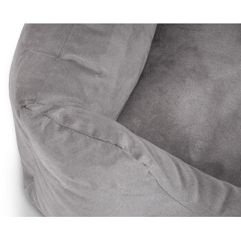 Eine Nahaufnahme eines weichen, grauen Haustierbettes mit plüschigem Stoff und abgerundeten Kanten, entworfen für Komfort und Entspannung.