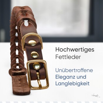 Brauner Lederhundehalsband mit Messingverschluss, mit "Hochwertiges Fettleder" und "Unübertroffene Eleganz und Langlebigkeit."