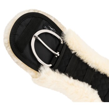 Schwarzer Sattelgurt mit flauschiger cremefarbener Fütterung und einer silbernen Schnalle, mit einer gesteppten Textur und verstellbaren Riemen.