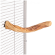 Natürlicher Holzsitzstange, die an einem Metallkäfig befestigt ist, entworfen für Vögel, mit einer glatten, geschwungenen Form für Komfort.