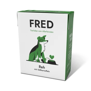 FRED-Hundefutterverpackung in Grün und Weiß mit einem Cartoon-Hund und dem Text: "Reh mit Süßkartoffeln" und "Tierliebe vom Allerfeinsten."