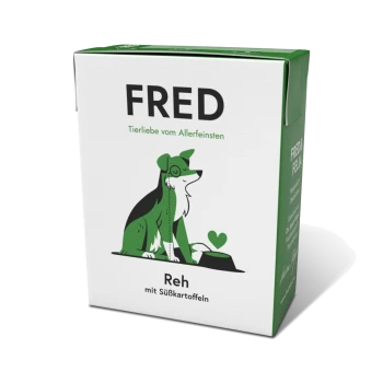 FRED-Hundefutterverpackung in Grün und Weiß mit einem Cartoon-Hund und dem Text: "Reh mit Süßkartoffeln" und "Tierliebe vom Allerfeinsten."