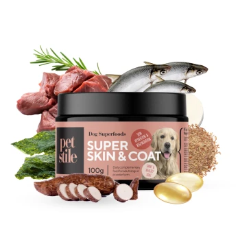 Ein schwarzes Glas mit der Aufschrift "petstile Dog Superfoods SUPER SKIN & COAT 100g", umgeben von frischem Fisch, Fleisch, Algen und Nahrungsergänzungsmitteln.