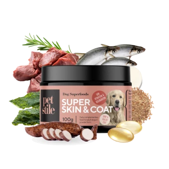 Ein schwarzes Glas mit der Aufschrift "petstile Dog Superfoods SUPER SKIN & COAT 100g", umgeben von frischem Fisch, Fleisch, Algen und Nahrungsergänzungsmitteln.