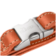 Nahaufnahme eines orangefarbenen Lederhundehalsbands mit cremefarbener Naht und silberner Schnalle mit 'HUNTER'-Gravur.