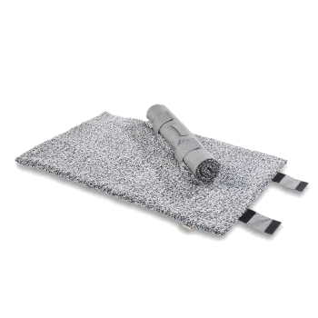 Grau aufrollbare Haustiermatte mit strukturierter, gesprenkelter Plüschoberfläche und zwei schwarzen Klettbändern.