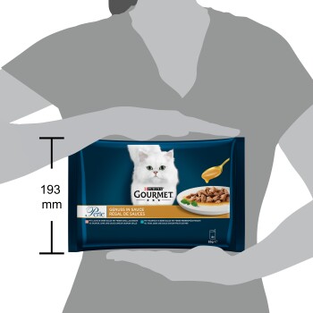 Verpackung von Purina Gourmet Katzenfutter mit einer weißen flauschigen Katze, mit einem Teller Futter und einem Löffel, beschriftet mit 'Perle Genuss in Sauce.'