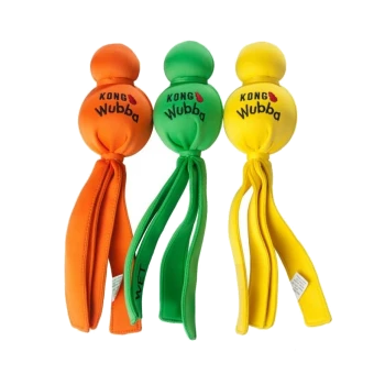 Trois jouets pour chien KONG Wubba en orange, vert et jaune, avec un dessus rond et de longues queues souples pour rapporter et tirer.