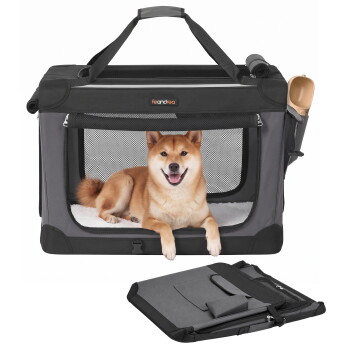 Shiba Inu in grauer Feandrea-Transporttasche aus weichem Material mit Netzfront und passender gefalteter Tasche darunter