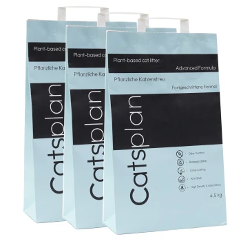 Drei Tüten Catsplan pflanzenbasiertes Katzenstreu, mit einem hellblauen Design und schwarzem Text, und einem Haufen Streu davor.