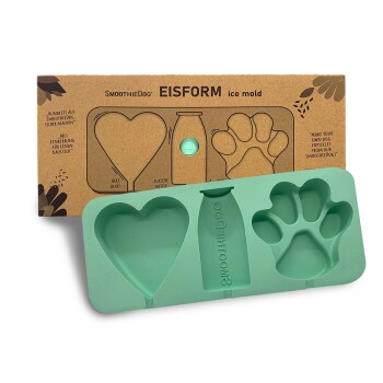 Drei bunte Hundeeisbehälter mit der Aufschrift "SMOOTHIE DOG" in einer natürlichen Umgebung, mit dem Text "Einfach & schnell HUNDEEIS zaubern" darüber.