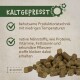 Kaltgepresste Haustierfutterpellets auf einem strukturierten Hintergrund, mit Text, der die Niedrigtemperaturproduktion und die erhaltenen Nährstoffe hervorhebt.