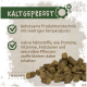 Kaltgepresste Haustierfutterpellets auf einem strukturierten Hintergrund, mit Text, der die Niedrigtemperaturproduktion und die erhaltenen Nährstoffe hervorhebt.