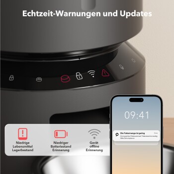 Intelligenter Futterspender für Haustiere mit Warnsymbolen für niedrigen Futterstand und Batterie, und einem Smartphone, das eine Benachrichtigung über die geringe Futtermenge anzeigt.