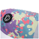 Bunte, wasserfeste Haustierjacke mit einem verspielten Camouflage-Muster und einem schwarzen Logo-Patch, mit Wassertropfen auf der Oberfläche.