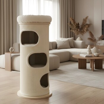 Beiger zylindrischer Katzenturm mit drei Öffnungen und gepolstertem Deckel in einem modernen Wohnzimmer.