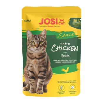 JosiCat Adult Katzenfutterbeutel, reich an Huhn mit Kräutern in Sauce, 88 % Fleisch, getreide- und zuckerfrei, mit Bild einer getigerten Katze.