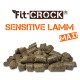 Fit-Crock Sensitive Lamm Maxi Hundefutter, mit einem Haufen dunkler, strukturierter Kroketten, mit dem Markenlogo deutlich sichtbar.