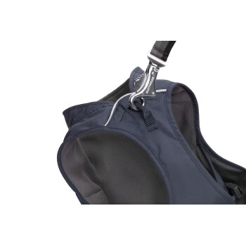 Nahaufnahme eines dunkelblauen Hundegeschirrs mit einem Metallclip und weicher Polsterung, entworfen für Komfort und Sicherheit.