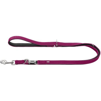 Magenta gepolsterte Hundeleine mit schwarzer Unterseite, silbernem Karabinerhaken und Verstellring sowie kleiner Metallplakette.
