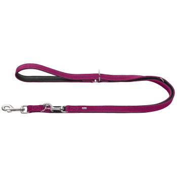 Magenta gepolsterte Hundeleine mit schwarzer Unterseite, silbernem Karabinerhaken und Verstellring sowie kleiner Metallplakette.