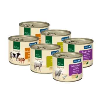 Sechs Dosen Real Nature Haustierfutter mit verschiedenen Geschmacksrichtungen für erwachsene Hunde, einschließlich Etiketten mit Bildern von Tieren und Zutaten.