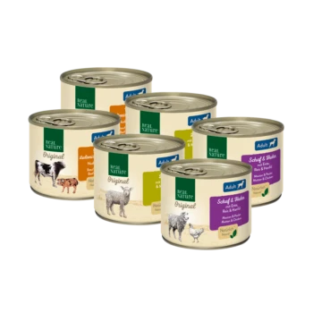 Sechs Dosen Real Nature Haustierfutter mit verschiedenen Geschmacksrichtungen für erwachsene Hunde, einschließlich Etiketten mit Bildern von Tieren und Zutaten.