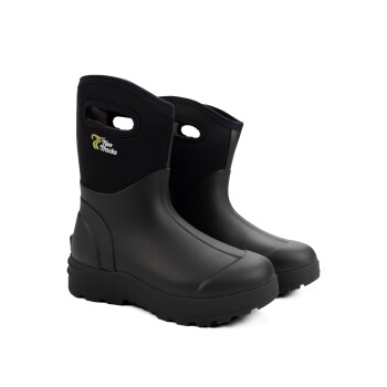 Schwarze wasserdichte Stiefel mit einer strukturierten Sohle und einem Logo mit der Aufschrift "Two Tracks" an der Seite, entworfen für den Außeneinsatz.