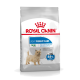 Royal Canin Light Weight Care Hundefuttertüte mit einer Illustration eines kleinen Hundes und dem Text: "Hilft, Gewichtszunahme zu begrenzen" und "88% haben ein gesünderes Gewicht erreicht."