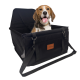 Ein Hund, der in einer schwarzen Haustiertrage mit gepolstertem Innenraum sitzt, mit einem Lederlogo-Patch und verstellbaren Riemen.