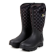 Schwarze Gummistiefel mit einem gemusterten Stoffoberteil, mit einem weißen geometrischen Design und seitlichen Griffen für einfaches Anziehen.