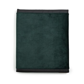 Eine dunkelgrüne Haustierdecke mit schwarzem Rand, flach auf einem weißen Hintergrund ausgelegt.