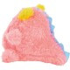 Roze pluizige huisdierhoed in de vorm van een dinosaurus met gele ogen en blauwe stekels op de rug, geïsoleerd op een witte achtergrond.