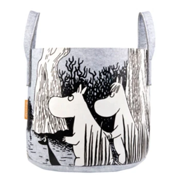 Ein grauer Stoffaufbewahrungskorb mit einer verspielten Illustration von zwei Moomin-Charakteren zwischen Bäumen, mit einem Griff auf jeder Seite.