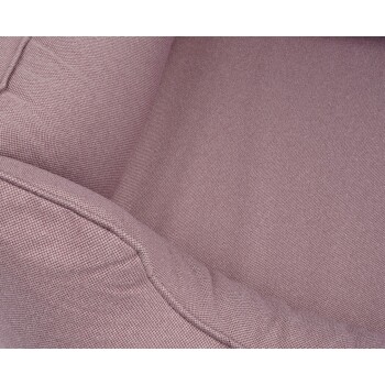 Nahaufnahme eines weichen, strukturierten Haustierbettes in einem hellen Mauve-Ton, das seinen plüschigen Stoff und die gepolsterten Kanten zeigt.
