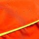 Ein Hund, der einen leuchtend orangefarbenen Regenmantel mit gelben Akzenten trägt, der ein stilvolles und funktionales Design zeigt.
