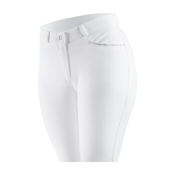 Weiße, enganliegende Hose mit glatter Textur, mit einem vorderen Knopfverschluss und seitlichen Taschen, von der Seite gezeigt.