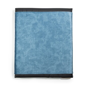 Ein blauer Haustierbett mit einer weichen, strukturierten Oberfläche und einem schwarzen Rand, von oben betrachtet.