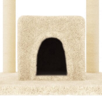 Ein weicher beiger Katzenbaum mit einem gemütlichen Versteck mit dunklem Eingang und zwei Kratzpfosten auf beiden Seiten.