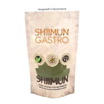Packung des Shiimun Gastro Haustierergänzungsmittels, in erdigen Tönen, mit Text, der natürliche Zutaten und Vorteile hervorhebt.