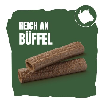 Zwei braune, strukturierte Hundekauartikel auf grünem Hintergrund mit Text „Reich an Büffel“ und Büffelkopf-Symbol.