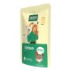 Grüne Petfood-Katzenpastete-Tüte mit der Aufschrift „mit Huhn“ — MONO PROTEIN, zuckerfreie Formel; Illustration einer Frau mit einer Katze und Huhn-Symbol.