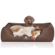 Ein komfortables braunes Hundebett mit einem verspielten Australian Shepherd, mit dem Markennamen "KNUFFELWUFF" deutlich sichtbar.