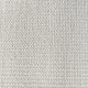 Eine Nahaufnahme eines strukturierten, hellen gewebten Stoffes, der natürlichen Fasern ähnelt, mit einem einheitlichen Muster.