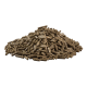 Ein großer Haufen kleiner, zylindrischer brauner Pellets, wahrscheinlich Tierfutter, vor einem weißen Hintergrund präsentiert.