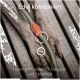 Nahaufnahme einer stilvollen Nylon- und Leder-Hundeleine mit einem silbernen Charm, mit dem Text 'Edel kombiniert' und 'Nylon trifft Leder.'
