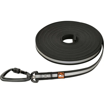 Schleppleine Explorer schwarz 5 m Eine gerollte schwarze Hundeleine mit einem reflektierenden silbernen Streifen und einem stabilen Metallclip, mit einem Logo-Patch, das "Dog Creek Outdoor Gear" liest.
