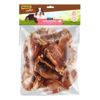 Eine durchsichtige Plastiktüte gefüllt mit Schweineohren-Hundeleckerlis, beschriftet mit 'MultiFit native Snacks', wobei das Wort 'Schweineohren' deutlich angezeigt wird.